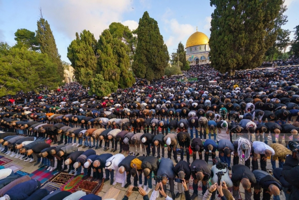 120 ألف مصل يؤدون صلاة العيد في المسجد الأقصى