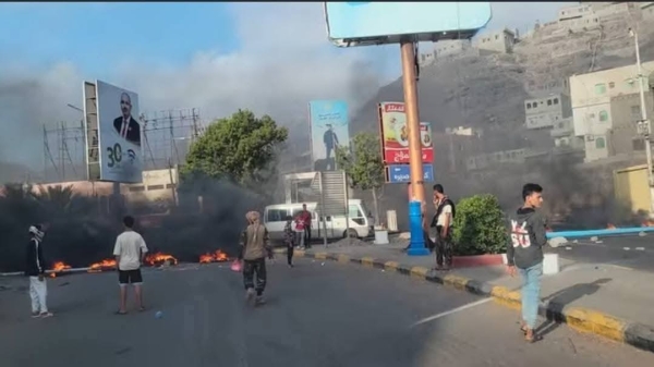 احتجاجات غاضبة بعدن وأبين تنديدا بتردي الأوضاع.. ومليشيا الانتقالي تشن حملة اعتقالات