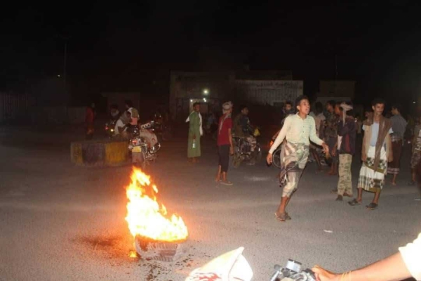 احتجاجات غاضبة في أبين تنديدا بتدهور الخدمات وانهيار الريال اليمني