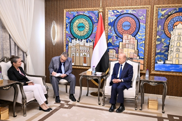 العليمي يدعو الدول الأوروبية لاتخاذ إجراءات عقابية ضد الحوثيين