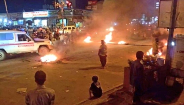 عقب تعيين رئيس جديد للحكومة.. احتجاجات ليلية غاضبة في عدن تنديدا بانقطاع الكهرباء