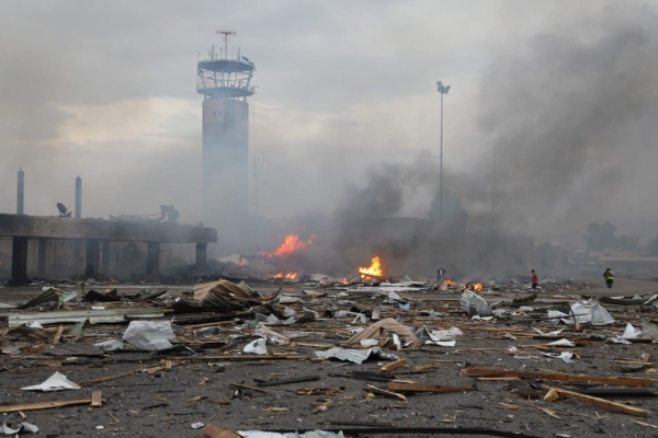 ذبح آخر شريان وطن مثخن بالجراح والحصار.. يمنيون يُعلقون على قصف إسرائيل مطار صنعاء (رصد)