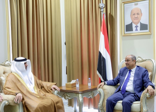 في ظل تردي الخدمات وإنهيار العملة.. بن بريك يتطلع لدور إماراتي لدعم الحكومة اليمنية