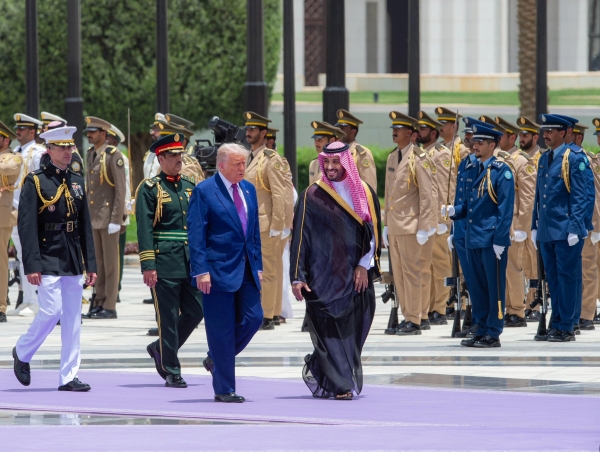 اليوم الأول لترامب في السعودية.. اتفاق شراكة ورفع عقوبات واستقبال باذخ