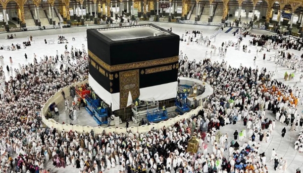 رفع كسوة الكعبة إستعداداً لموسم الحج