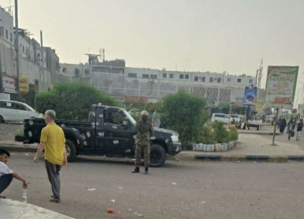 مليشيا الانتقالي تعتدي على محتجات في عدن وتصادر الهواتف وتعتقل مصورًا