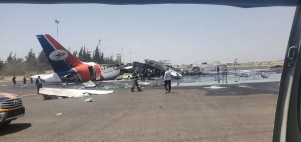 صحيفة: إغلاق مطار صنعاء يدفع اليمن إلى أزمة دواء قاتلة