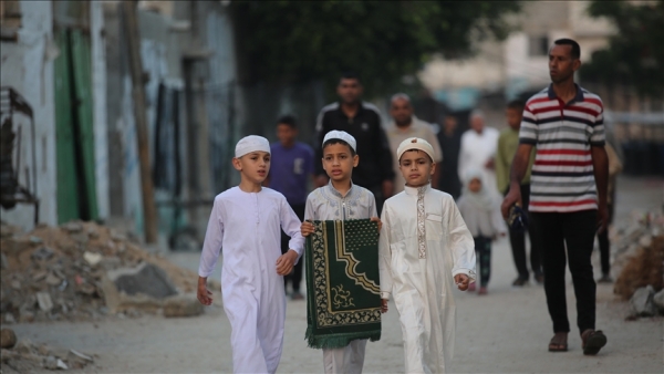 على أنقاض المساجد.. فلسطينيون يقيمون صلاة العيد في غزة