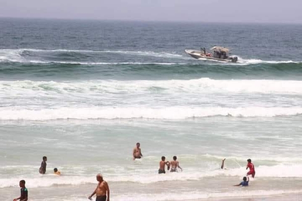 خفر السواحل تنقذ 7 أشخاص وتواصل البحث عن مفقود بأحد سواحل حضرموت