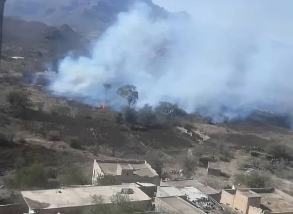 الحوثيون يُحرقون مزارع مواطنين في مريس شمال الضالع