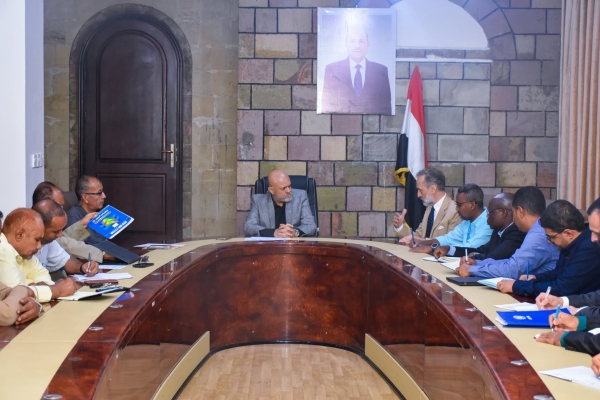 محافظ تعز يبحث مع 
