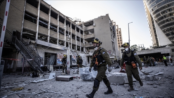 وفاة و55 إصابة بضربة لإسرائيل.. وإيران تعلن قصف قاعدتين وصناعات دفاع