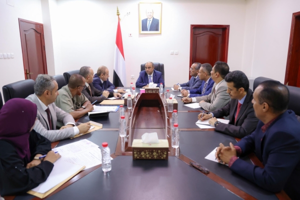 رئيس الوزراء يوجه بصرف مستحقات الطلاب اليمنيين المبتعثين في الخارج