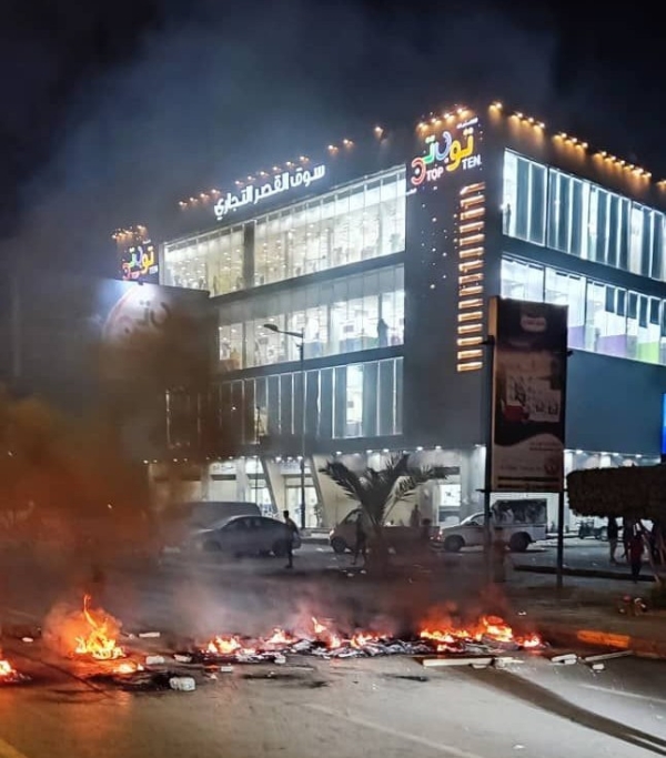 شرارة التظاهرات تنقل من حضرموت إلى عدن.. احتجاجات غاضبة تنديدا بتردي الخدمات العامة