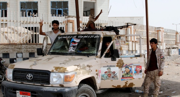 عدن.. اشتباكات مسلحة بين عناصر الانتقالي ومجاميع تابعة لقائد عسكري