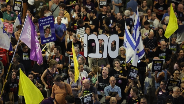 عشرات آلاف المتظاهرين يغلقون شوارع بتل أبيب رفضا لقرارات نتنياهو