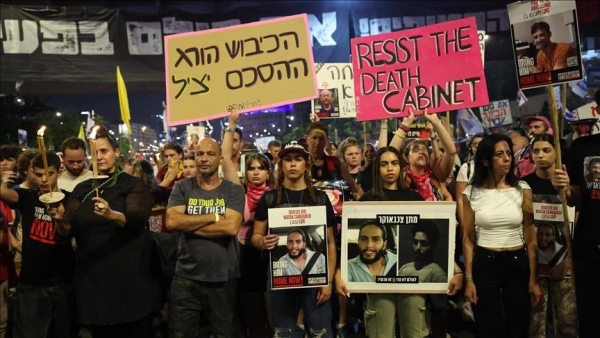 متظاهرون يغلقون شارعا حيويا وسط تل أبيب للمطالبة بصفقة تبادل أسرى