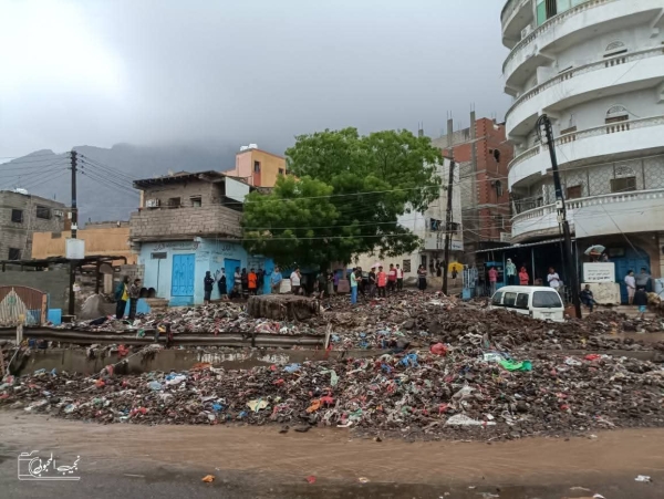 عدن.. أمطار غزيرة تؤدي لأضرار مادية وخراب لشبكة الطرقات وسط غياب لقنوات تصريف المياه 