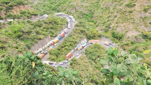 توقف جزئي لحركة السير في خط صنعاء ـ إب إثر انقلاب شاحنة في 