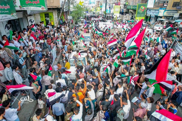 تعز.. وقفة حاشدة للمطالبة بوقف جرائم الإبادة في غزة وتنديدا بالصمت العربي
