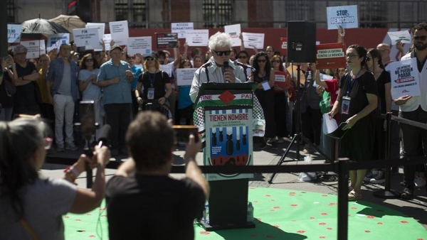 فنانون إسبان يخلّدون شهداء أطفال غزة بقراءة أسمائهم في مدريد