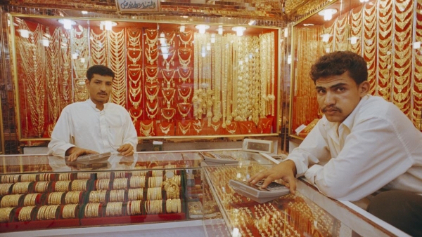 زيادة شراء الذهب يضغط على سوق العملات في اليمن