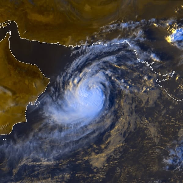 الأرصاد اليمني: المنخفض الجوي في بحر العرب تراجع إلى عاصفة إعصارية