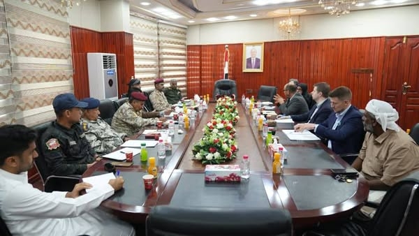 وفد غروندبرغ يبحث مع مدير أمن المهرة وقائد محور الغيضة التحديات المحلية وجهود السلام