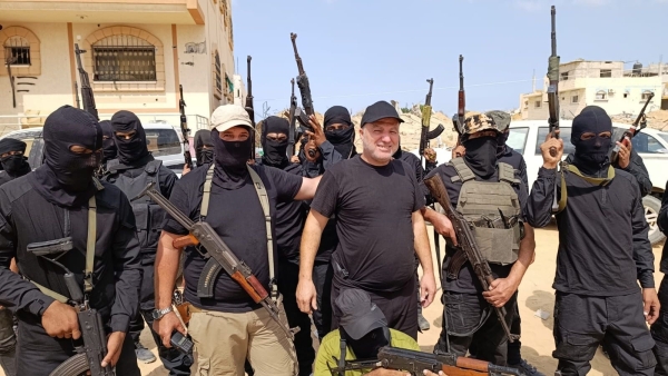 قناة بريطانية تكشف عن ضلوع الإمارات بتمويل المليشيا في غزة ضد حماس.. تحمل شعارات شبيهة بمليشيا الانتقالي في اليمن (ترجمة خاصة)