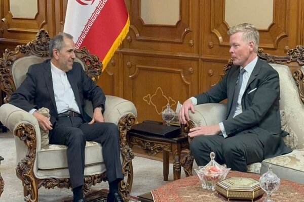 المبعوث الأممي يبحث مع مسؤول إيراني بمسقط خارطة الطريق لاتفاق السلام باليمن