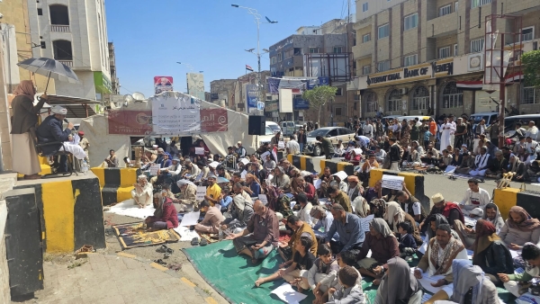 احتجاجات لجرحى تعز تنديدا بالإهمال الحكومي وتهديدات بالتصعيد