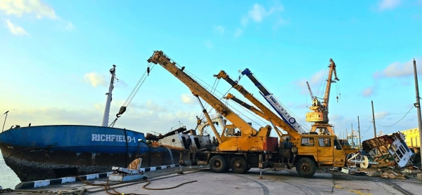 انتشال وتعويم ثاني السفن الكبرى في ميناء عدن