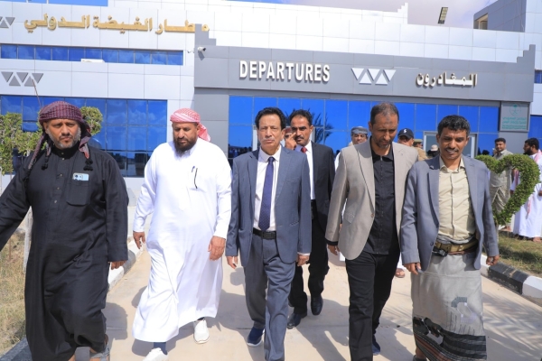 محافظ المهرة يكشف خطوط رحلات طيران جديدة داخل اليمن وتسلم درع الوطن للمعسكرات