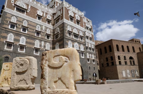 لصوص التاريخ يستنزفون حضارة سبأ.. تحقيق يكشف تهريب 23 ألف قطعة أثرية يمنية في اليمن