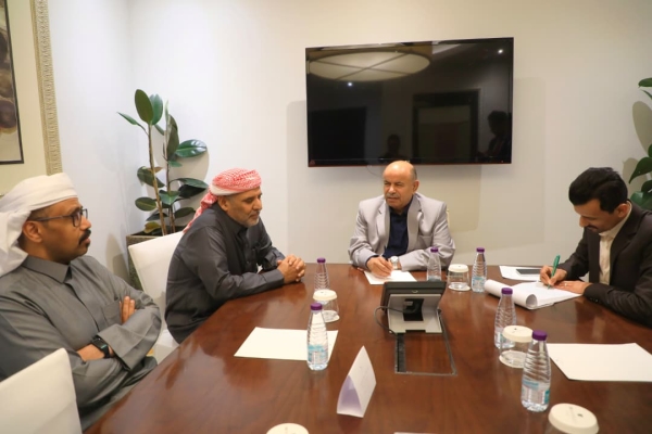 الخنبشي يدعو لتوحيد الكلمة في لقاء مع قيادة مجلس حضرموت الوطني