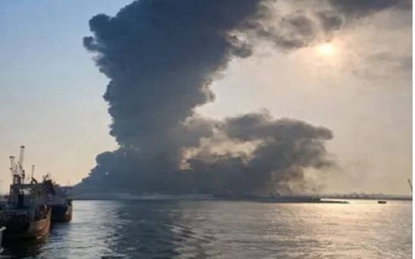 تطور لافت.. ايران تستهدف خزانات الوقود في ميناء صلالة ودول الخليج تعتبره 