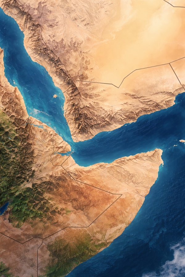 صحيفة إسرائيلية: الحوثيون يراقبون باستعداد وينتشرون بزي مدني ورفعوا صورة عبدالملك بدلا عن خامنئي