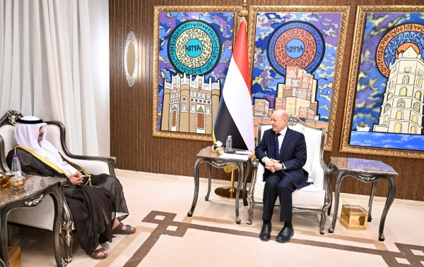 العليمي يجدد موقف اليمن الرافض للاعتداءات الإيرانية على الكويت ودول الخليج