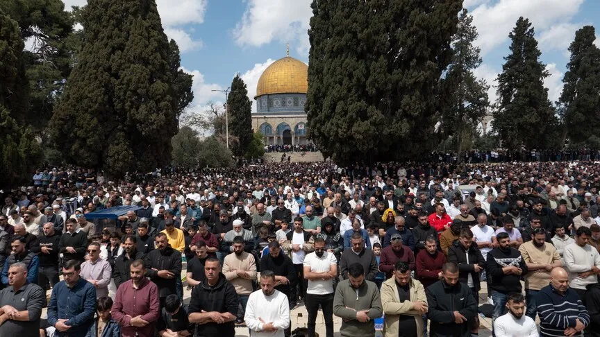 100 ألف فلسطيني يؤدون الصلاة بالأقصى في أول جمعة بعد إغلاق 40 يوما