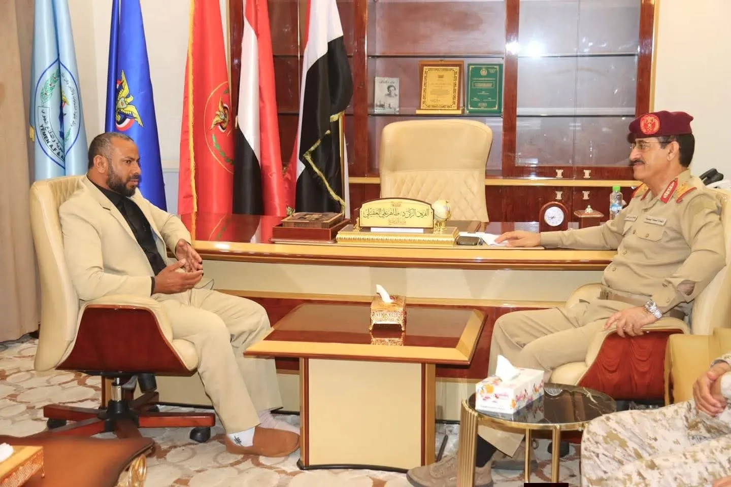 موالون للانتقالي يقتحمون مكتب محافظ الضالع بعد قرار بإزالة النقاط