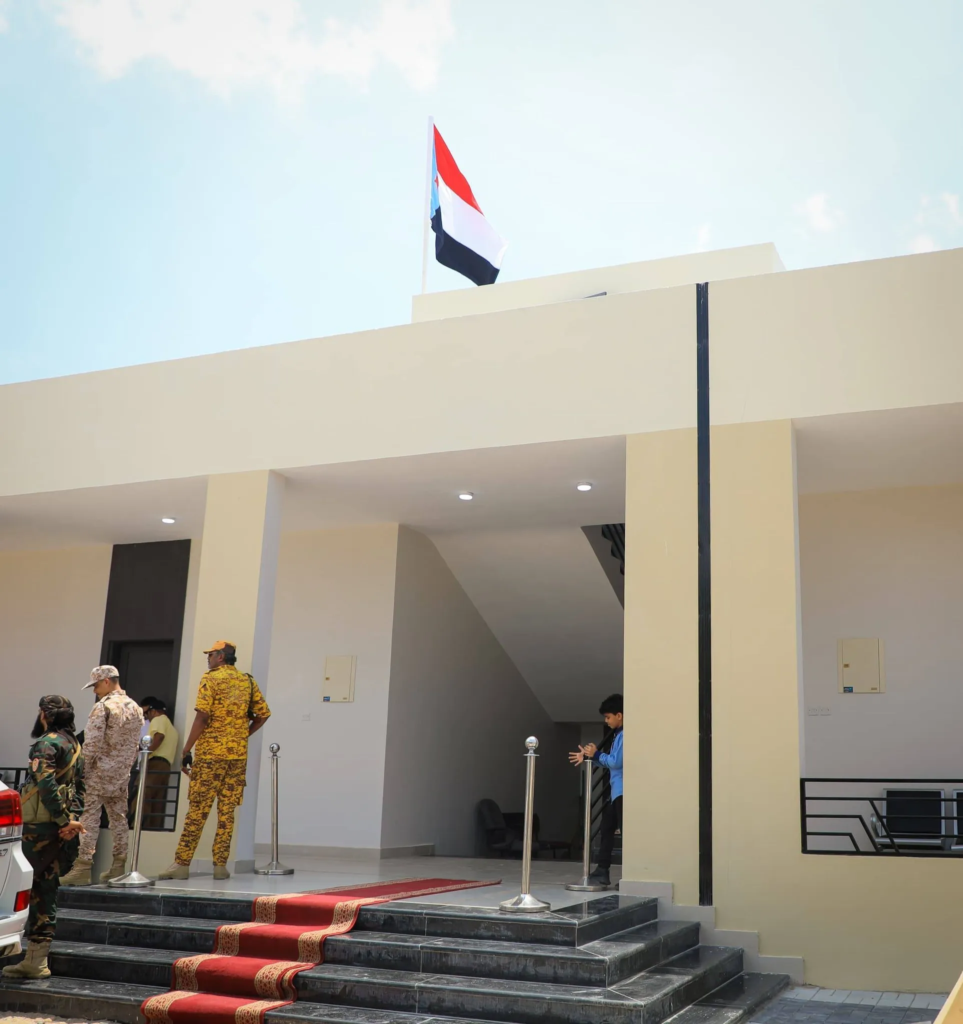 رفع خلاله علم الانفصال.. محافظ عدن يفتتح المبنى الجديد للسلطة المحلية بمديرية التواهي