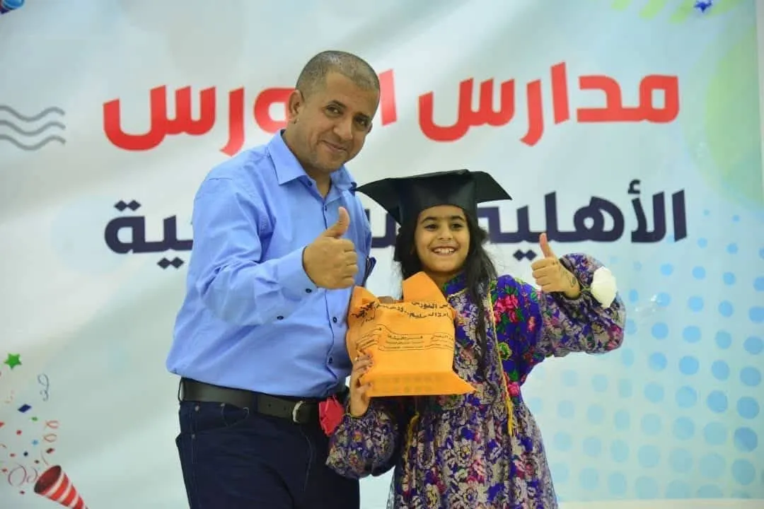 وقفة احتجاجية تدين اغتيال تربوي بارز وتطالب بكشف الجناة في اليمن