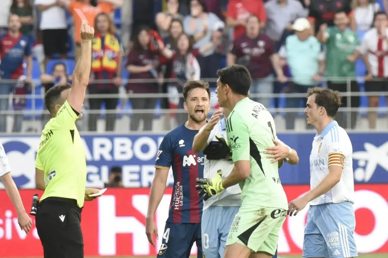 واحدة من أشد العقوبات.. إيقاف حارس في إسبانيا 13 مباراة بعد لكمه لاعبًا منافسًا