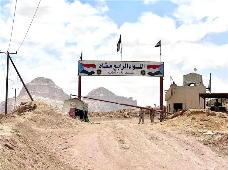 شبوة.. انسحاب قوات تابعة للانتقالي من معسكر ونقاط عدة بعد نهب السلاح عقب أمر قهري ضد قائد المعسكر