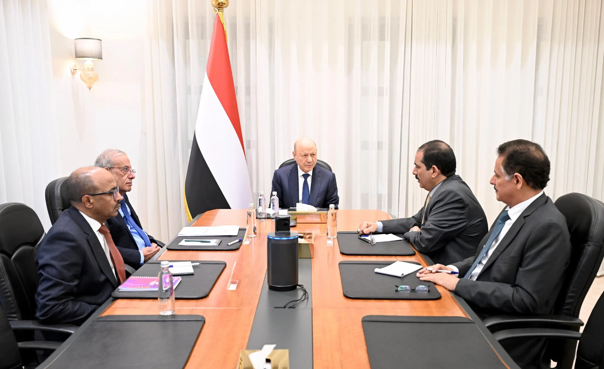 العليمي يترأس اجتماعا مصغرا للحكومة ويشدد على ملاحقة مرتكبي جريمة اغتيال 