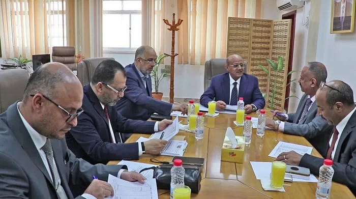 اجتماع حكومي يقر عددا من المعالجات العاجلة لأوضاع الكهرباء في عدن والمحافظات المحررة