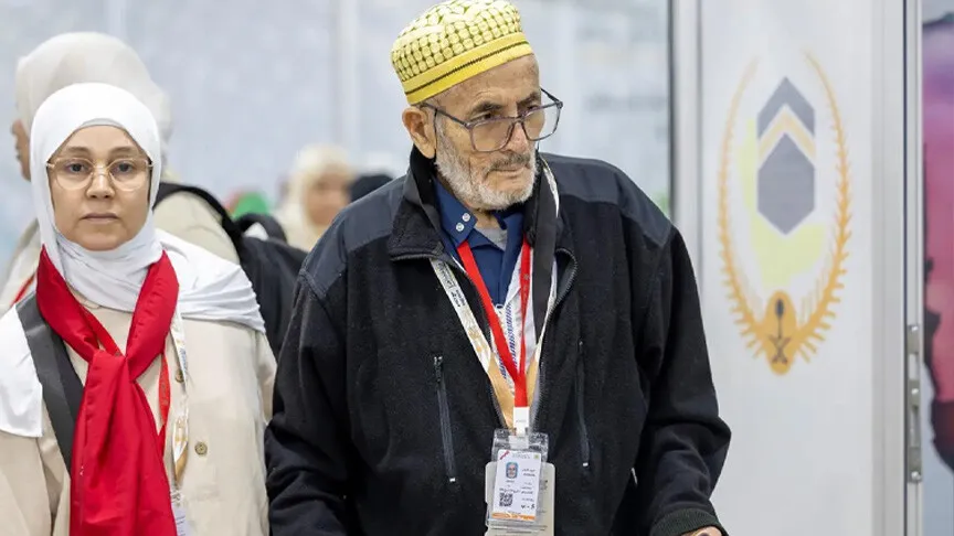 بعمر يناهز الـ100 عام.. حاج مغربي يبدأ رحلة الشوق إلى البيت العتيق