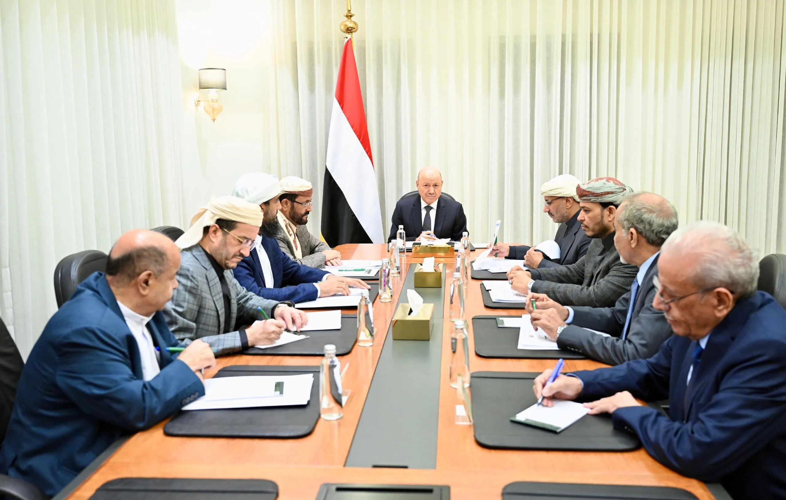 الرئاسي يدافع عن قرارات الحكومة بتحريك الدولار الجمركي ويؤكد أنها 