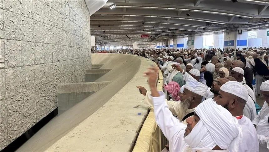 الحجاج يبدؤون رمي الجمرات وذبح الأضاحي في أول أيام العيد