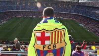 جماهير برشلونة تطالب بإزالة صورة اللاعب "الخائن"